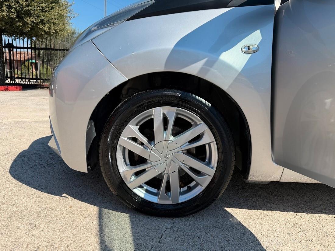Toyota Aygo 1.0 VVT-i 69 CV 5 porte x-cool TSS