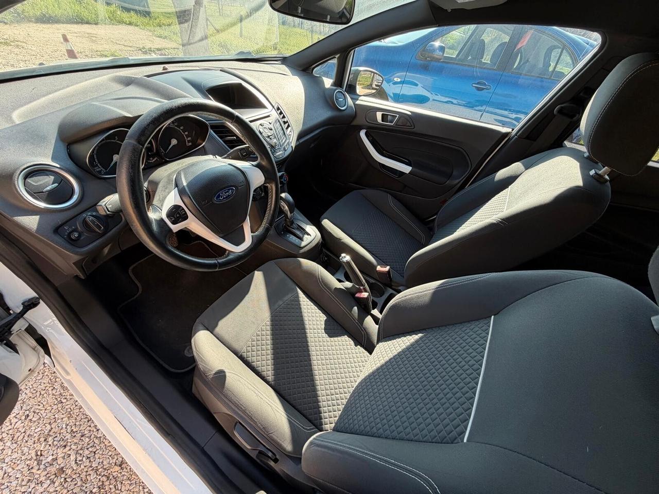 Ford Fiesta Cambio Automatico Black & White