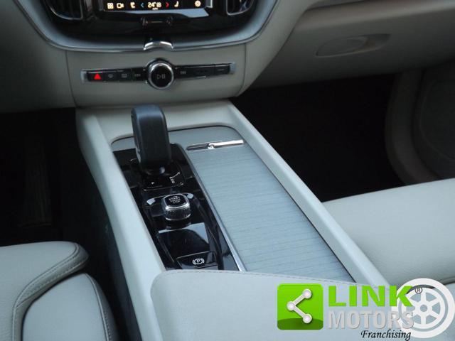 VOLVO XC60 B4 (d) AWD automatico Plus Dark ben tenuta