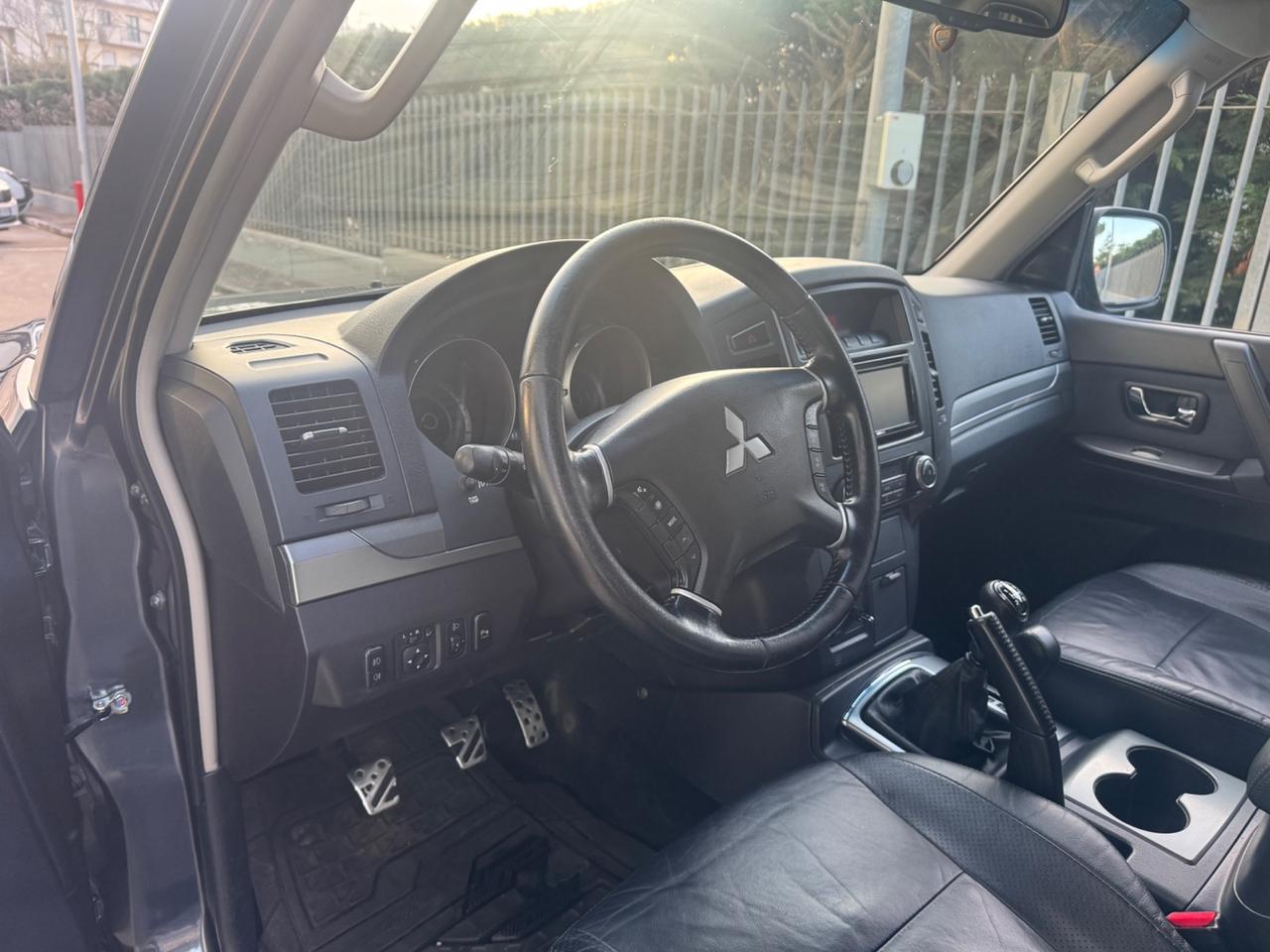 Mitsubishi Pajero 3.2 DI-D Autocarro Manuale Gancio traino