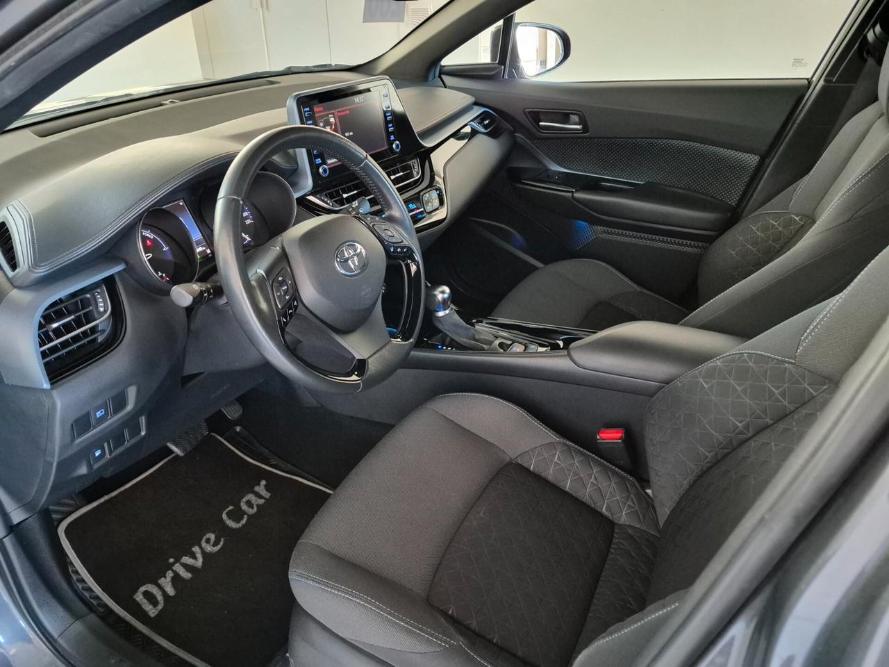 2.0 E-CVT HYBRID LED C.18" RETROCAM. V.PRIVACY CLIMA AUTO.