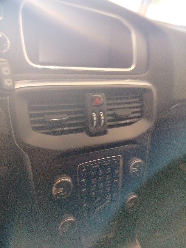 VOLVO V40 D2 R-design