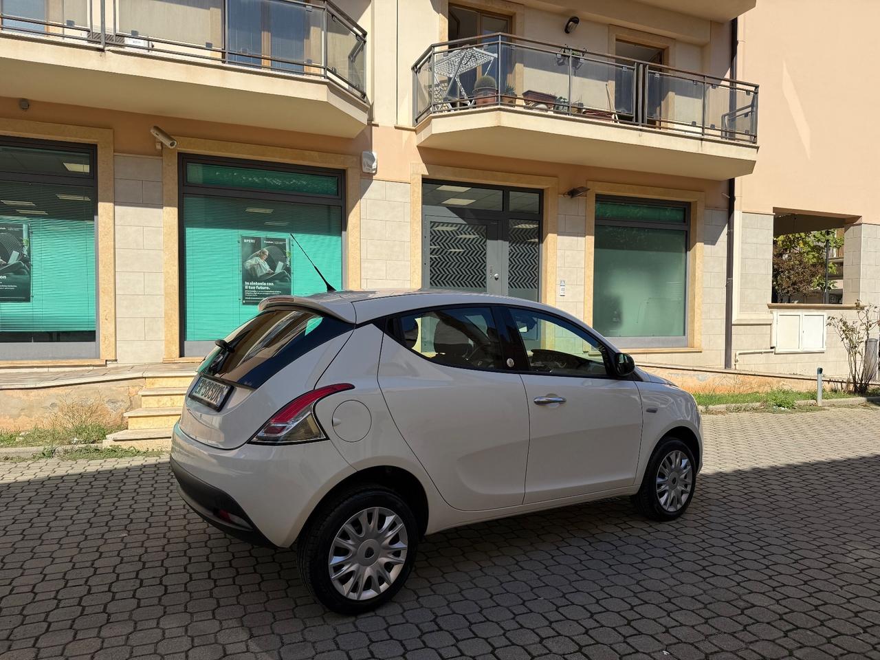 Lancia Ypsilon 0.9 TwinAir 85 CV 5 porte Metano Ecochic Silver