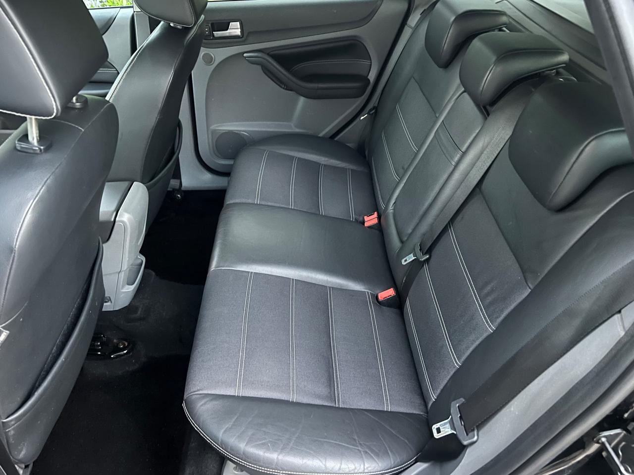 Ford Focus 2000 gpl titanium