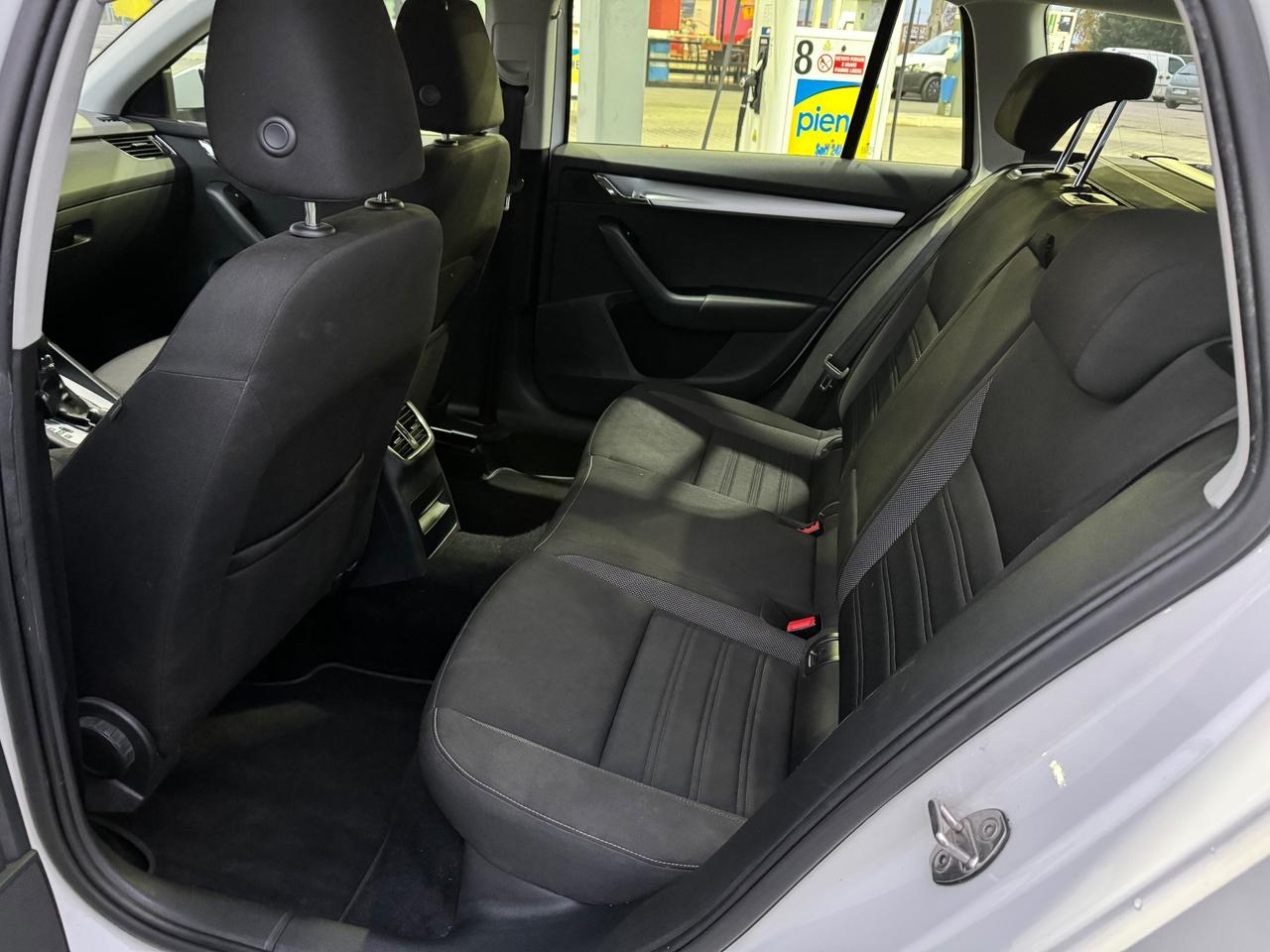 Skoda Octavia 1.6 TDI 2018 automatico Autocarro n1 4 posti