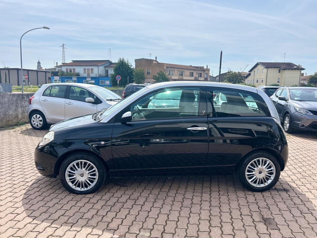 Lancia Ypsilon 1.3 MJT 75 CV Versus