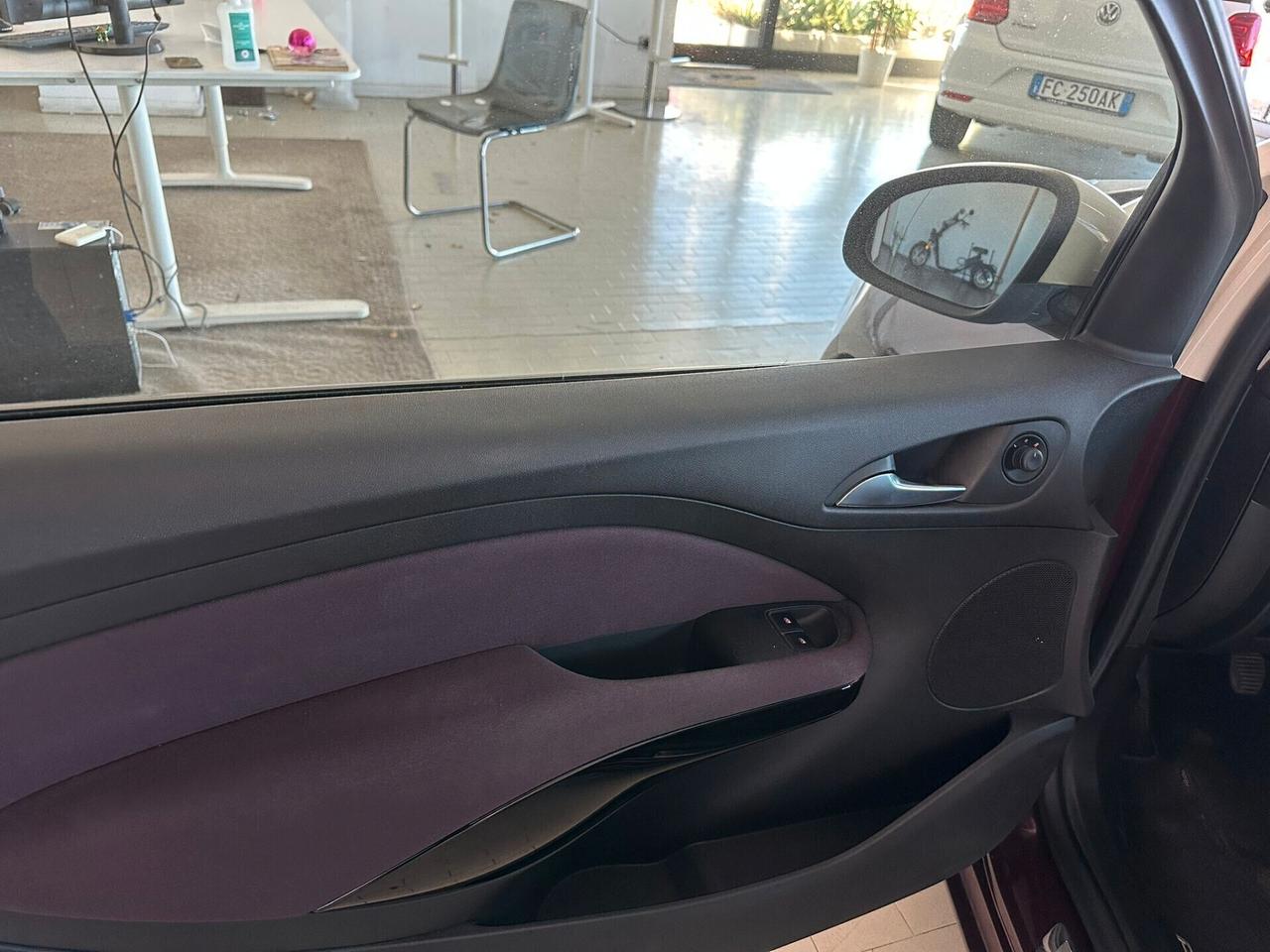 Opel Adam 1.2 70 CV White/Black Link