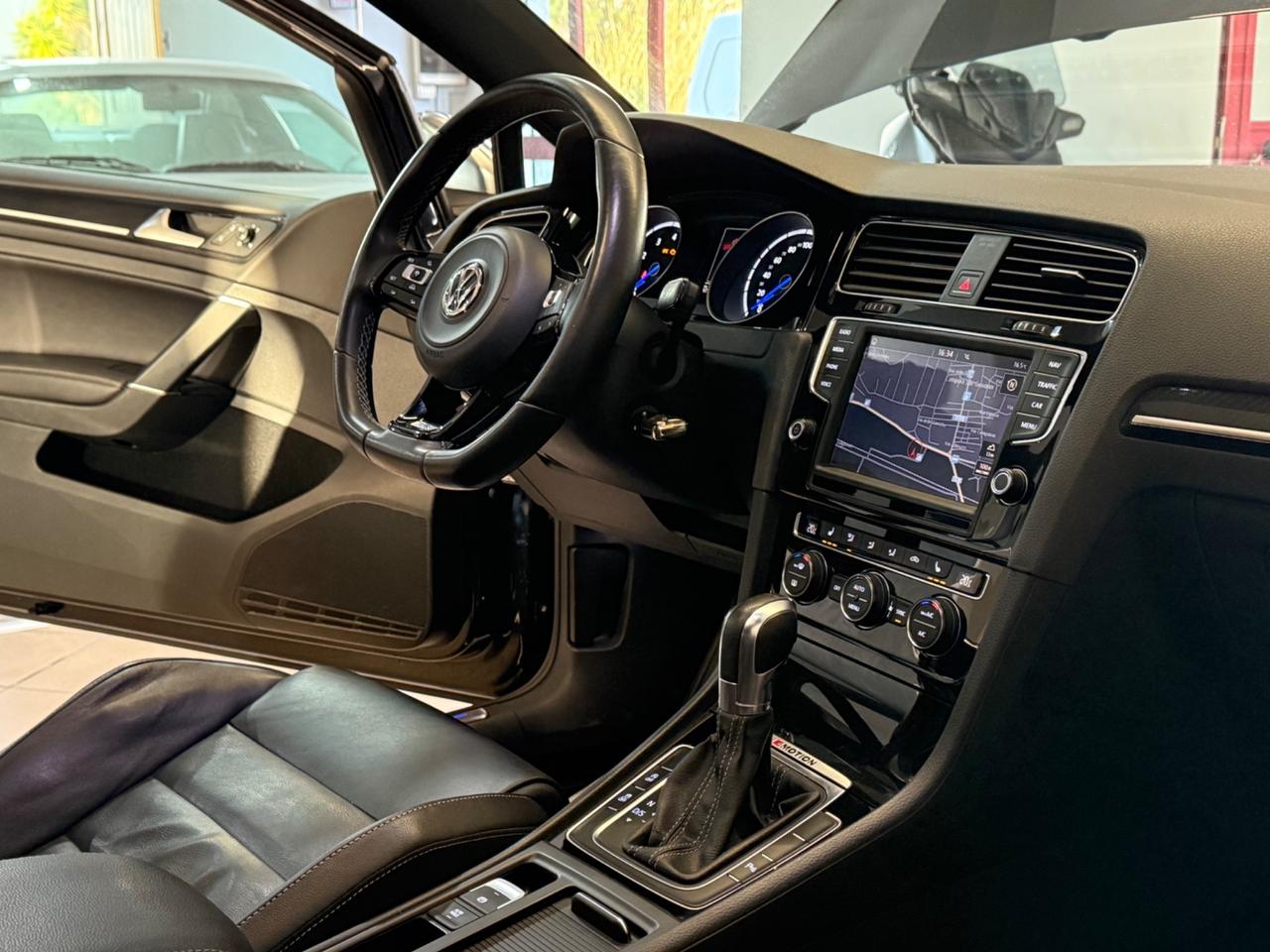 Volkswagen Golf R 2.0 DSG 3p. 300CV tetto apribile.