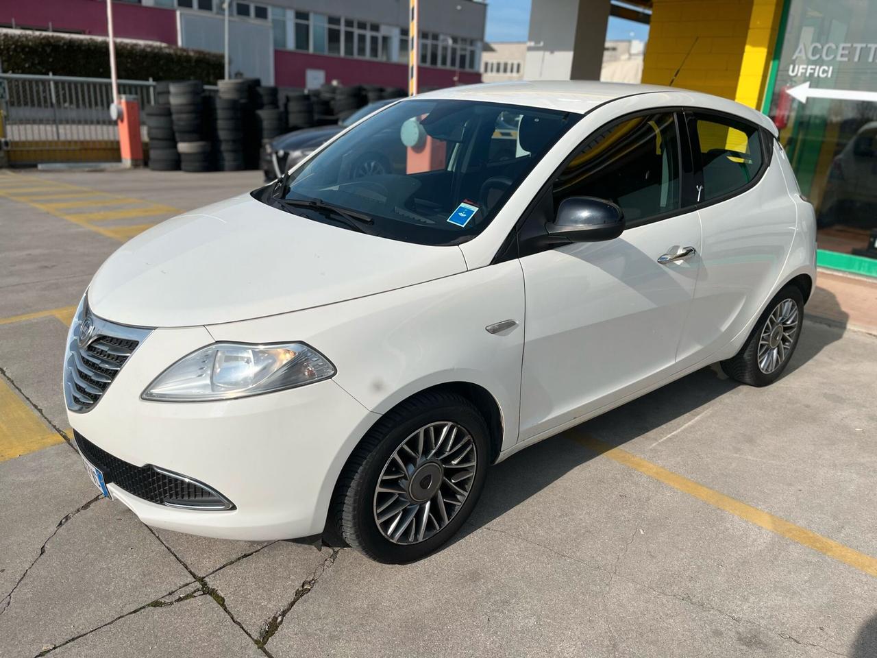 Lancia Ypsilon 1.2 69 CV 5 porte S&S Gold