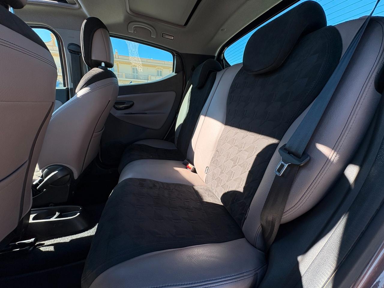 Lancia Ypsilon 1.2 69 CV 5 porte Platinum TETTO APRIBILE