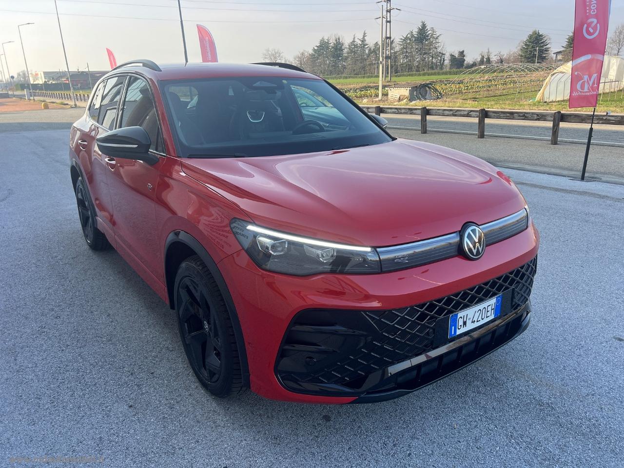 VOLKSWAGEN Tiguan 2.0 TDI 150CV SCR DSG R-Line NUOVO MODELLO IVA ESPOSTA