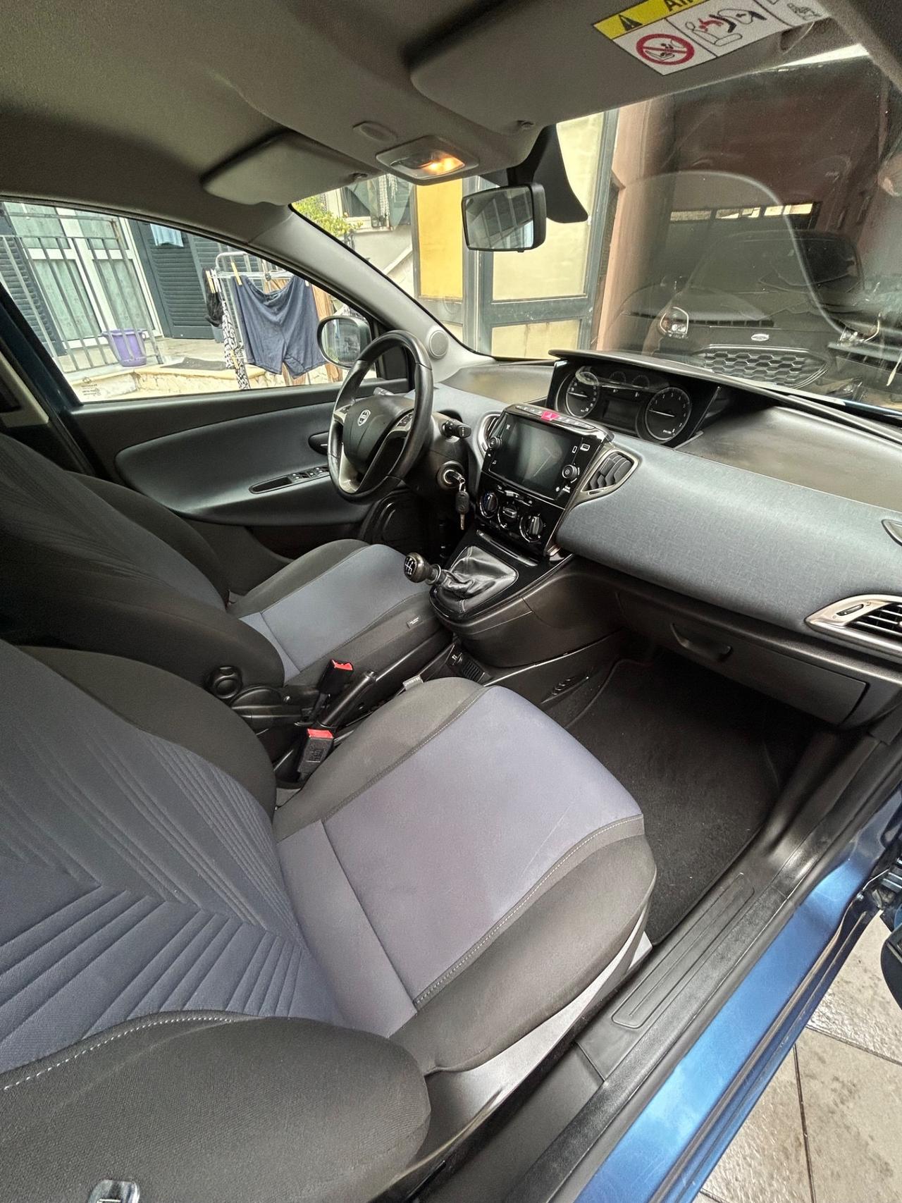 Lancia Ypsilon 1.0 FireFly 5 porte S&S Hybrid Ecochic Gold