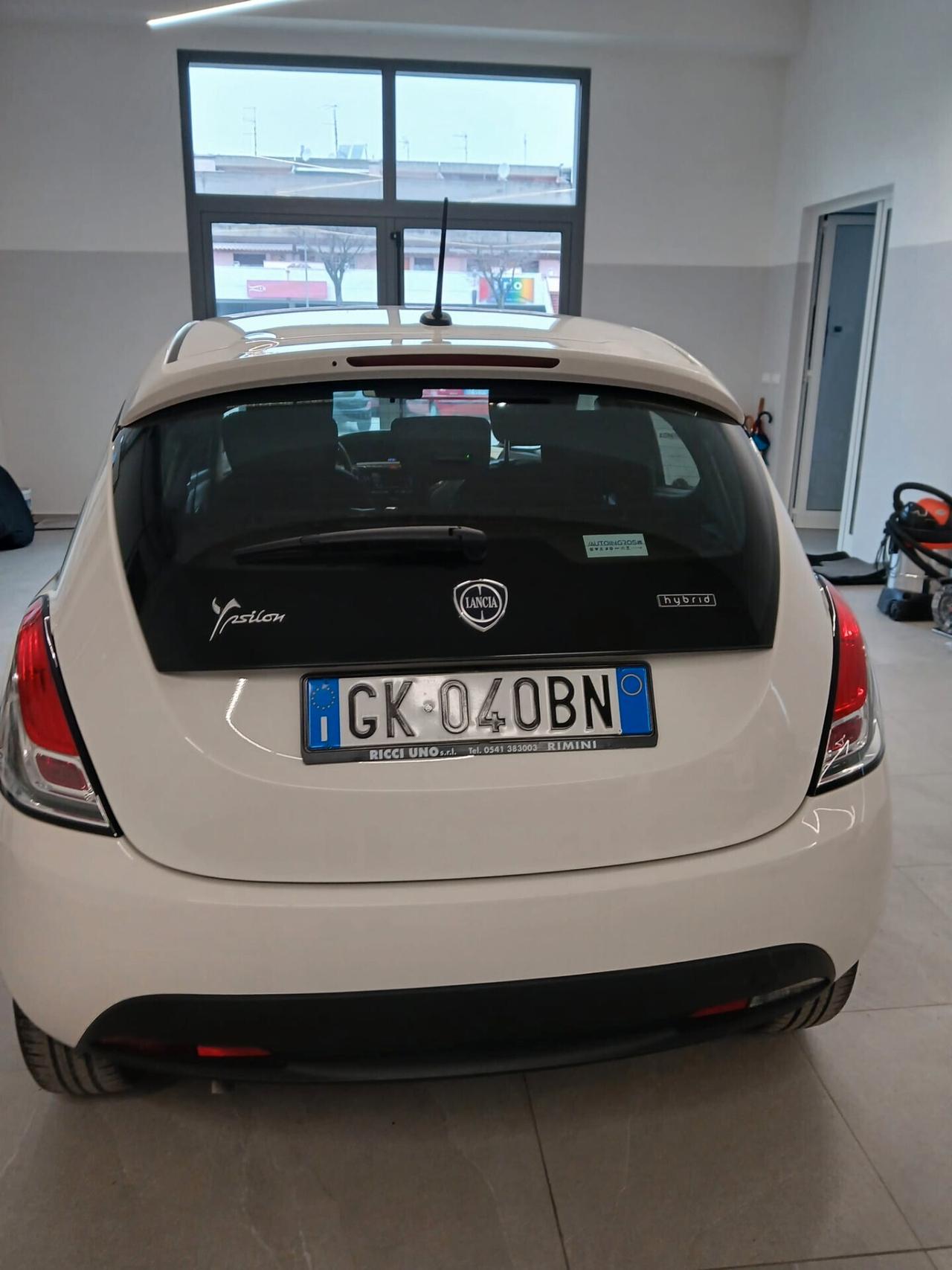 Lancia Ypsilon 1.0 FireFly 5 porte S&S Hybrid Silver