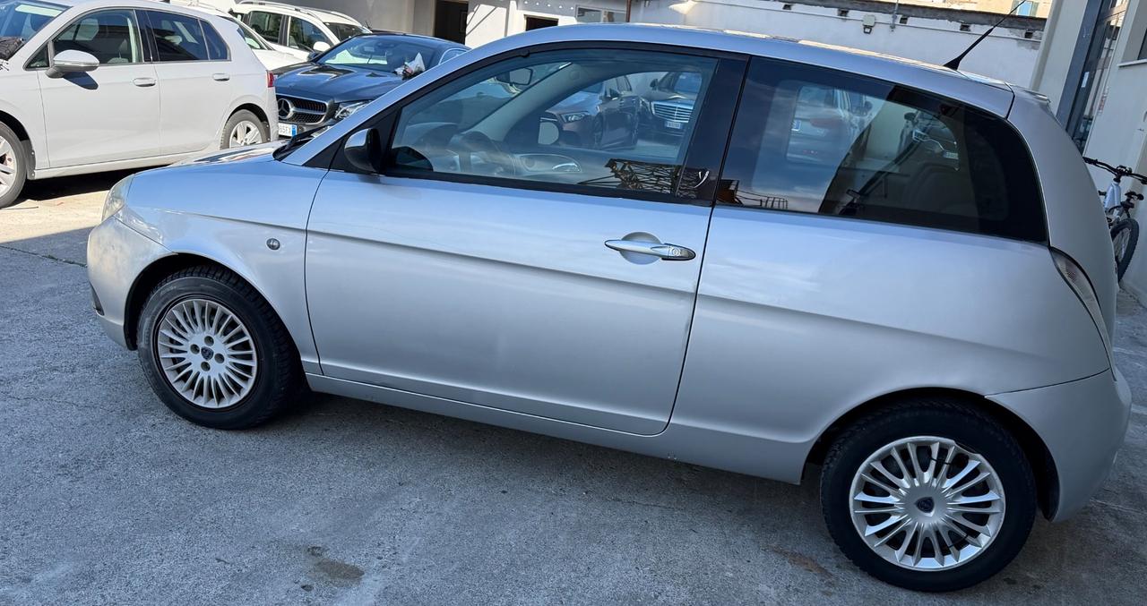 Lancia Ypsilon 1.2 versus