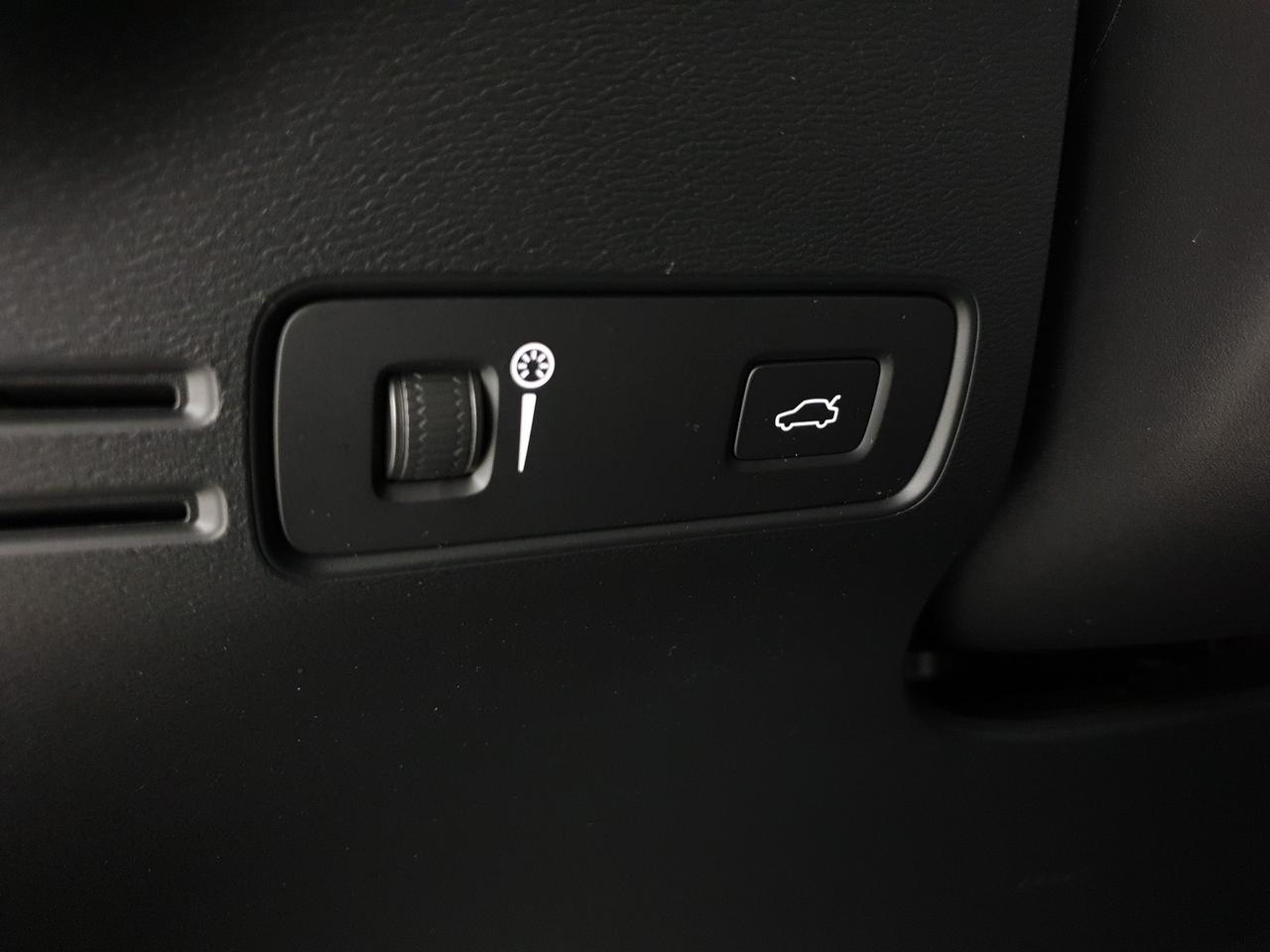 Volvo XC40 1.5 t3 momentum core 163cv auto my21