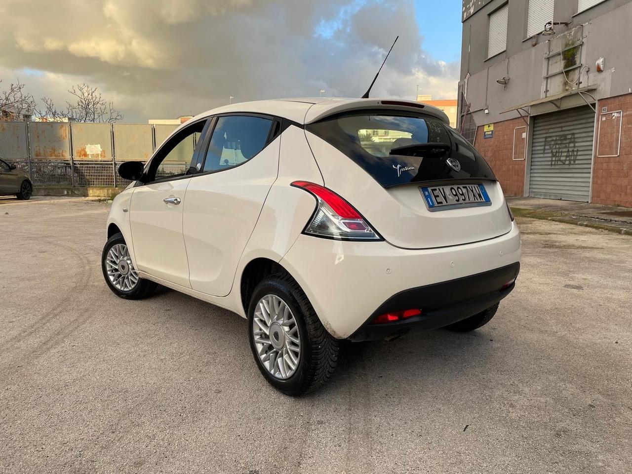 Lancia Ypsilon 0.9 TwinAir 85 CV 5 porte Metano Ecochic Gold