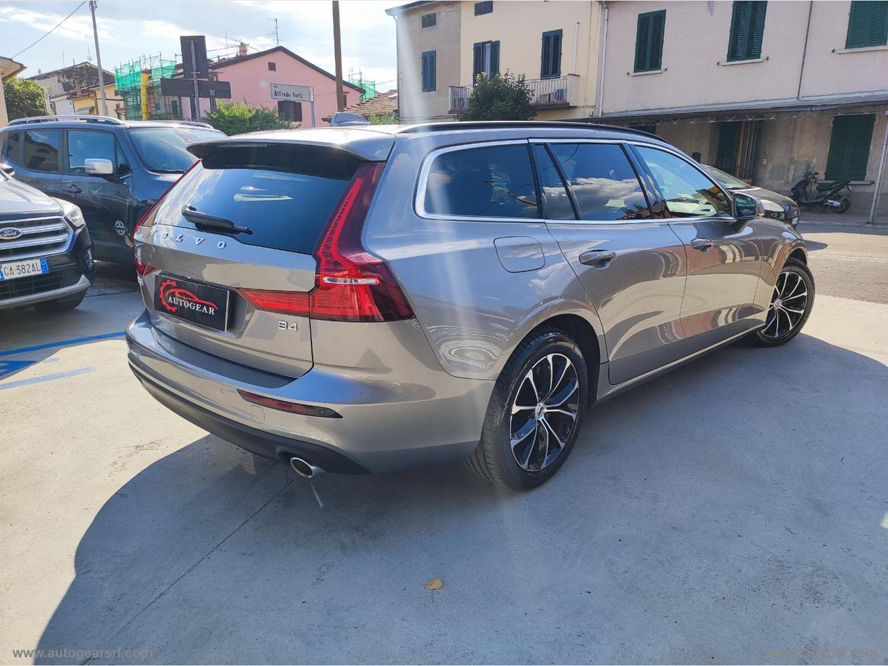 VOLVO V60 B4