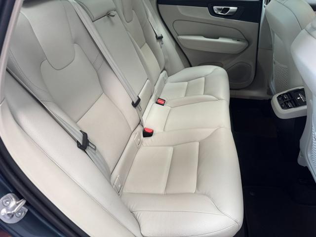 VOLVO XC60 B4 (d) AWD auto Ultimate Dark Gancio Originale