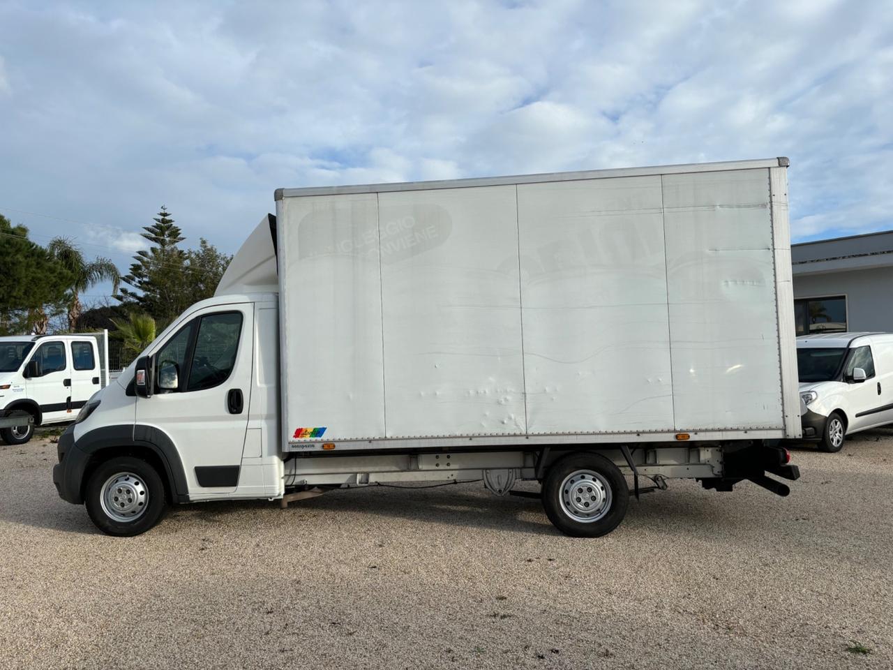 Peugeot Boxer con cassa in alluminio e sponda idraulica