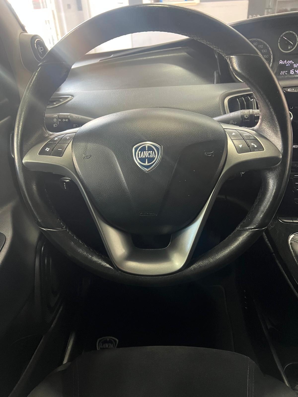 Lancia Ypsilon 0.9 TwinAir 85 CV 5 porte S&S Platinum