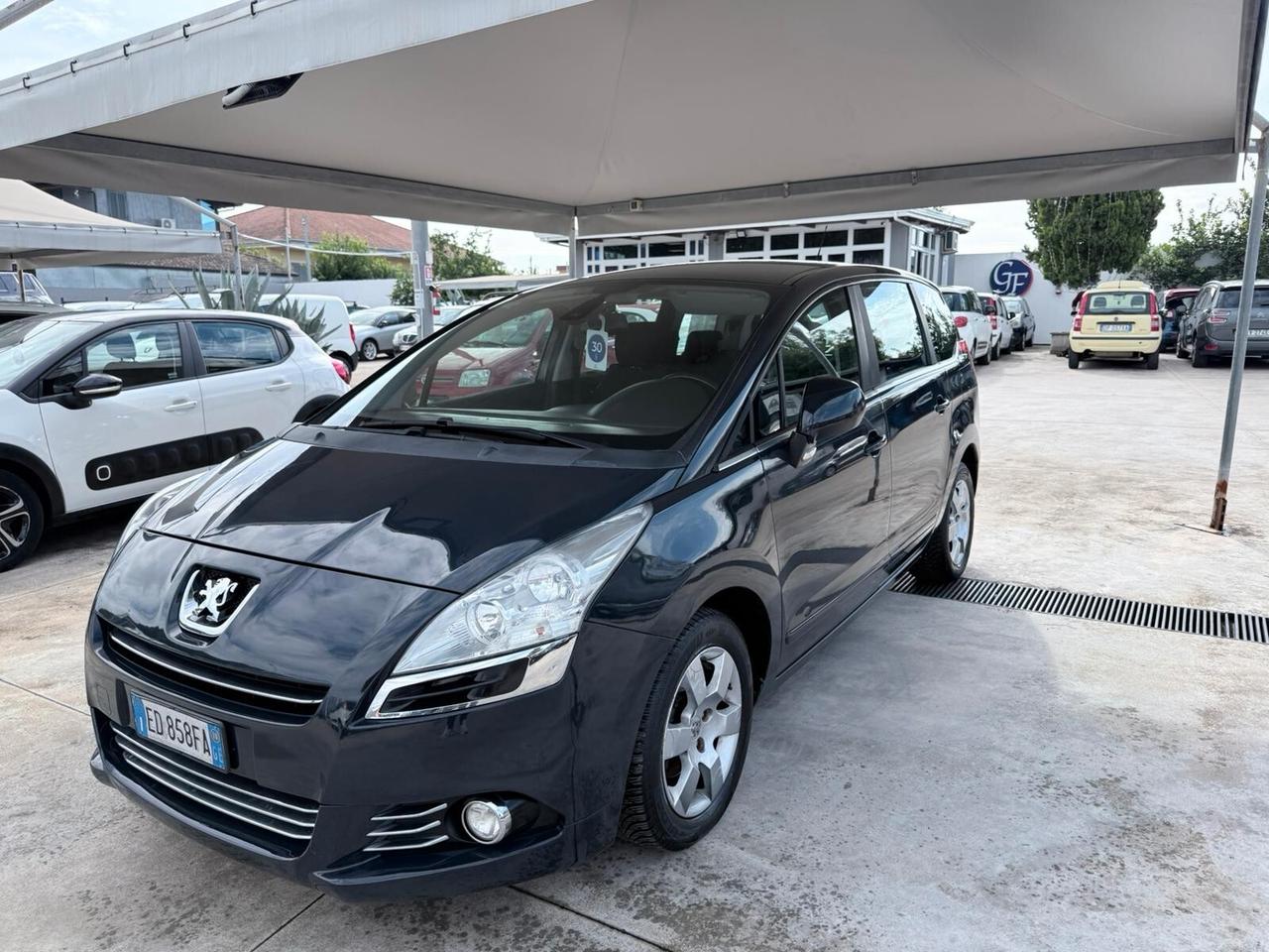 Peugeot 5008 1.6 HDi 112CV cambio robotizzato Tecno
