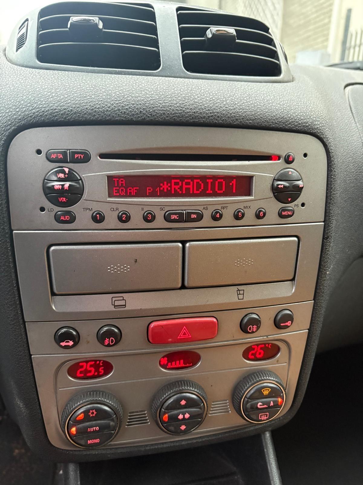 Alfa Romeo 147 1.6i 16V Twin Spark 5p. Distinctive