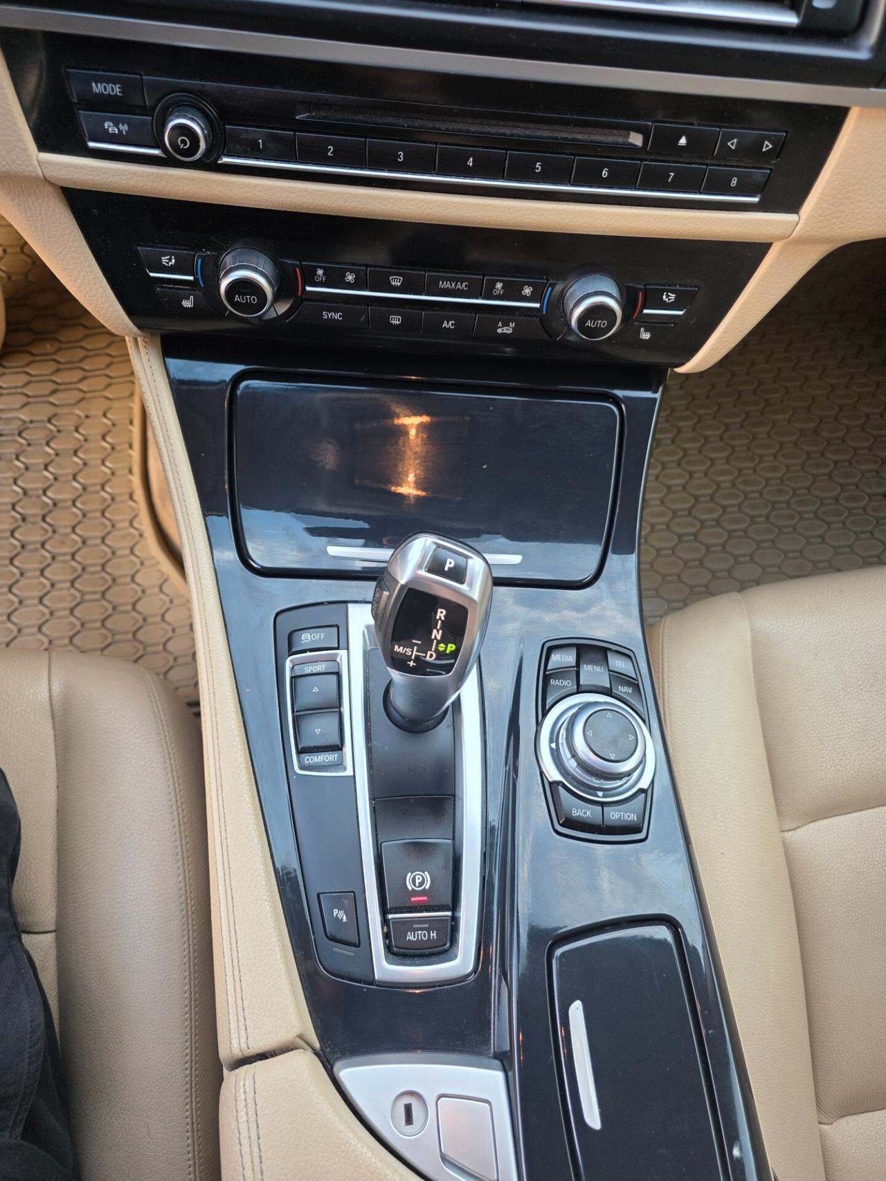 Bmw 520 M sport 2.0 disel 179000 km anno 2015 in perfetto stato tagliando appena eseguito bollo paga