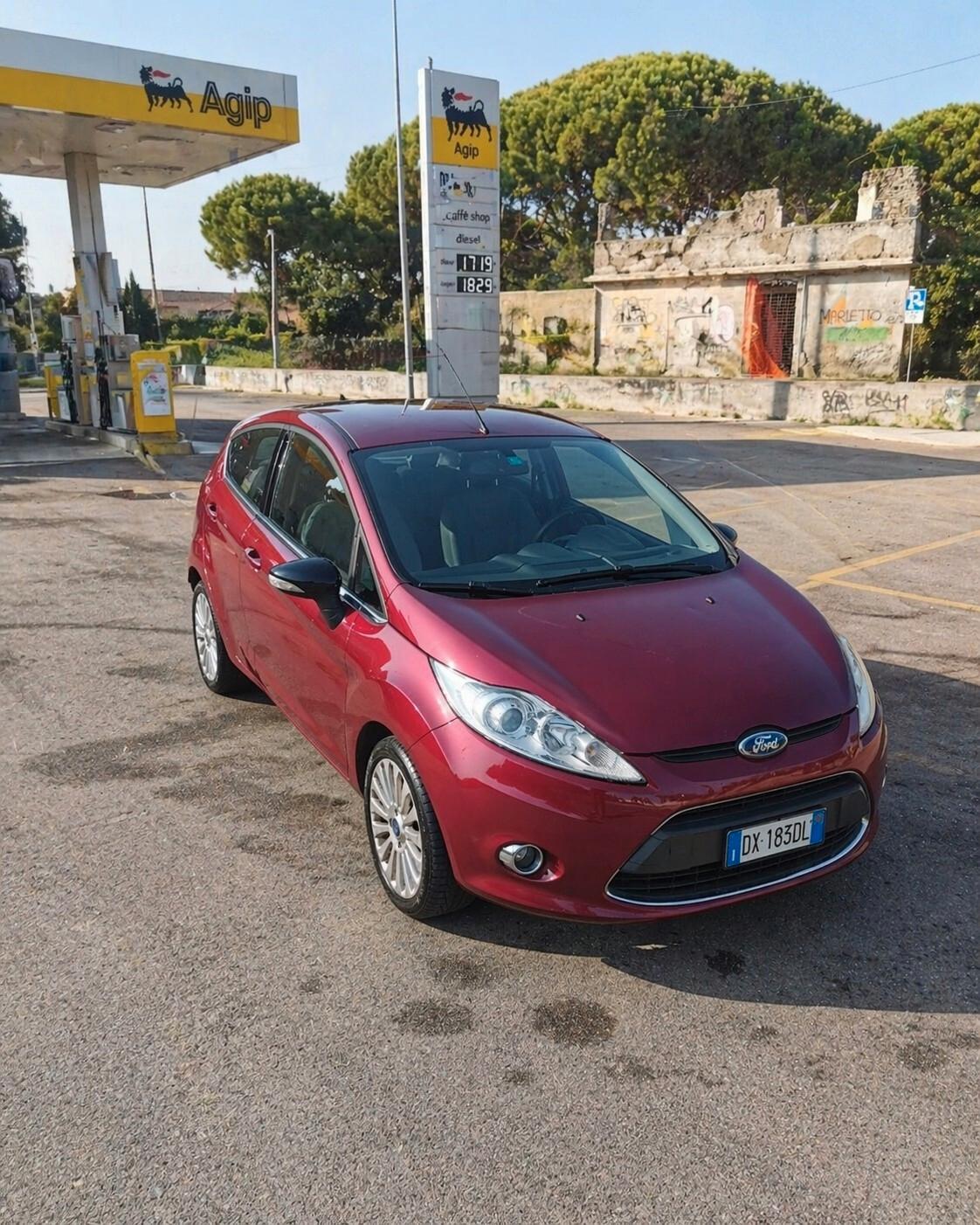 FORD FIESTA 1.4 TDCI TITANIUM – – REVISIONATA – PERFETTA Ottima Ford Fiesta 1.4 TDCI 68 cv, versione Titanium, auto affidabile ed economica nei consumi, ideale per uso quotidiano. Immatricolazione: 2009 Chilometraggio: 150.000 km Alimentazione: