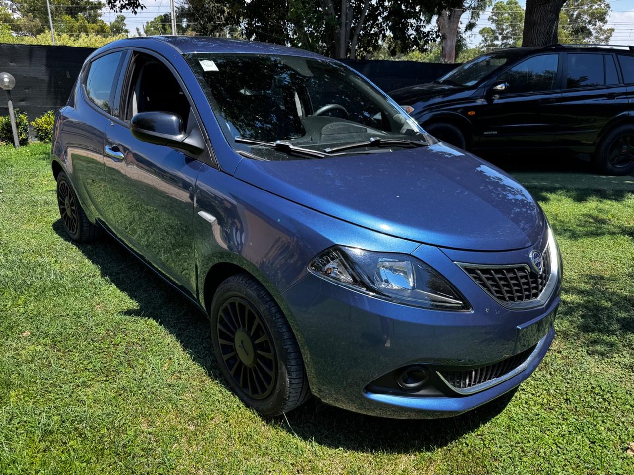 Lancia Ypsilon 1.0 FireFly 5 porte S&S Hybrid Ecochic Silver