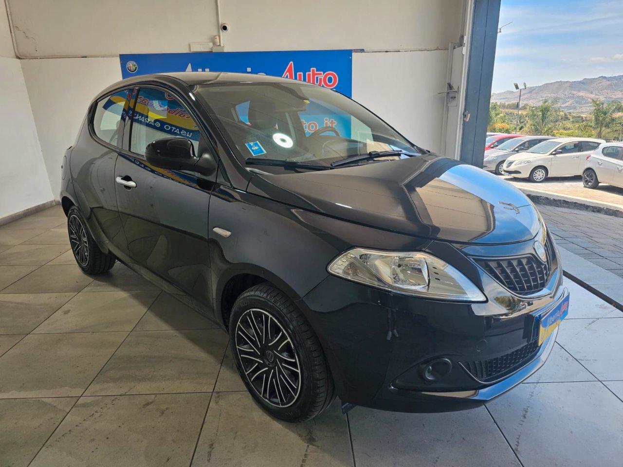 Lancia Ypsilon 1.0 firefly hybrid Silver s&s 70cv 5p.ti