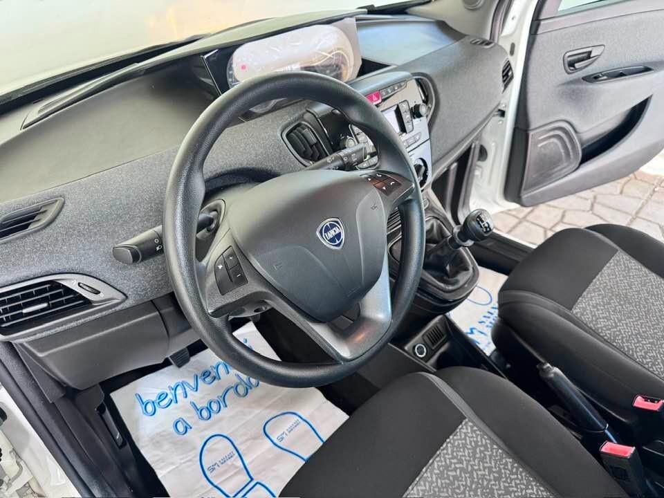 Lancia Ypsilon 1.0 FireFly 5 porte S&S Hybrid Silver
