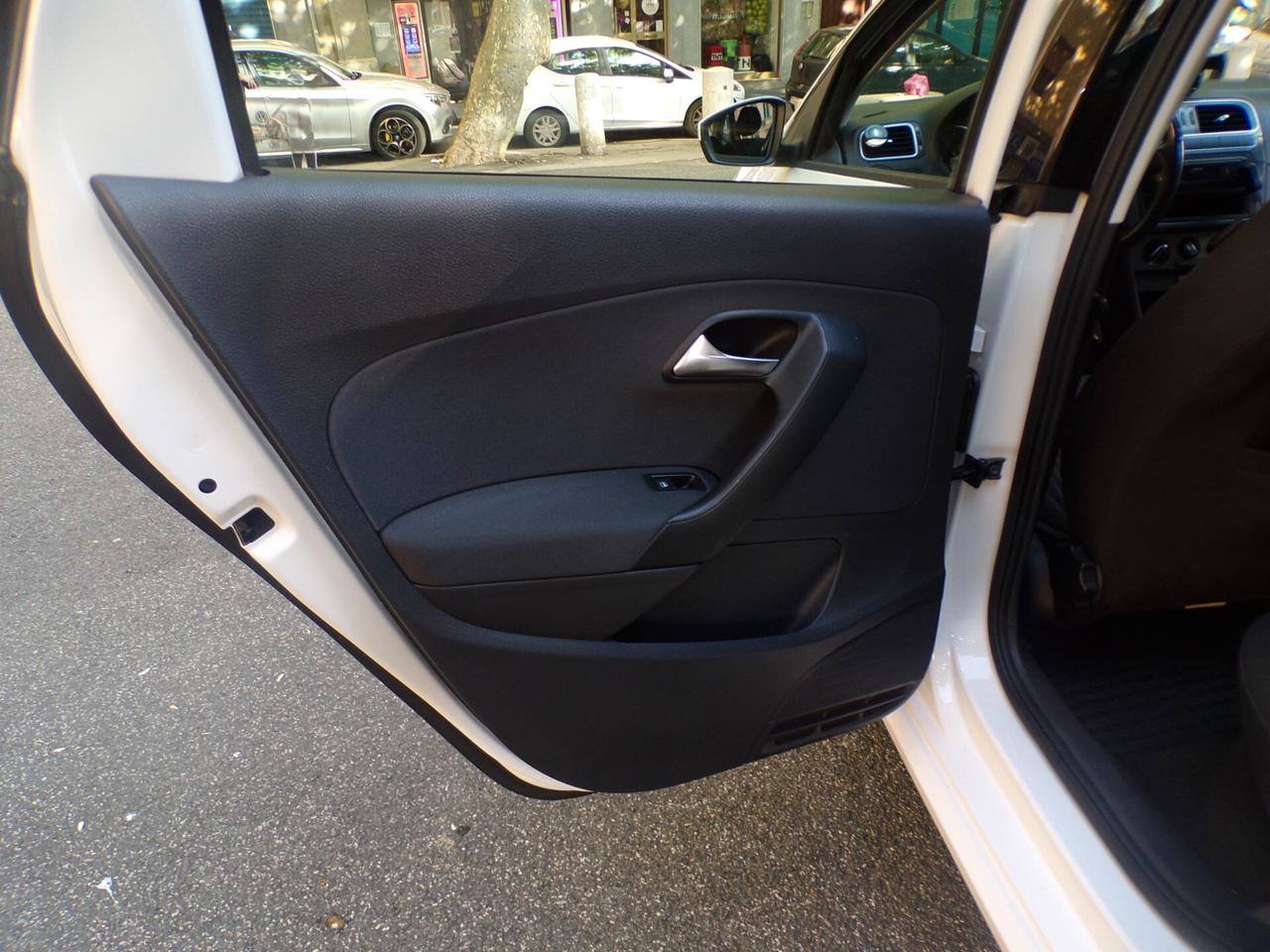 AUTO VOLKSWAGEN POLO 5P COMFORTLINE BI-FUEL DEL 2010 CON 227.500 KM