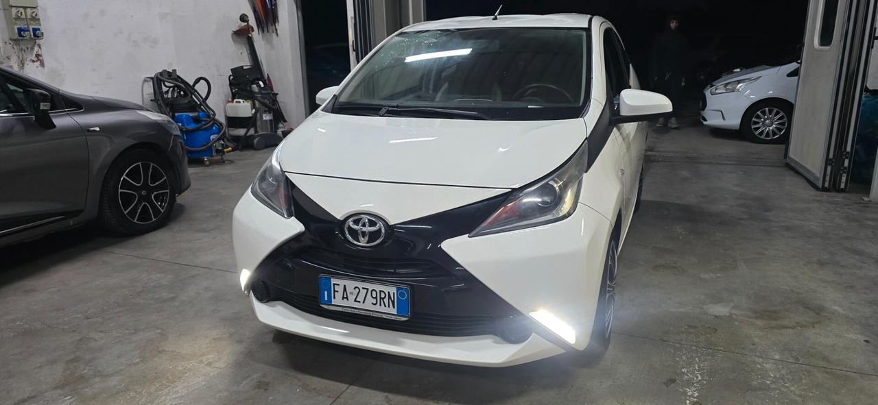 Toyota Aygo 1.0 VVT-i 69 CV 3 porte x-clusiv