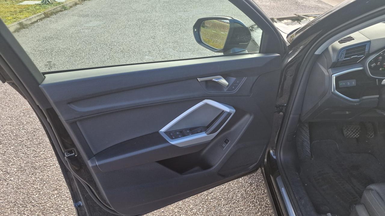 Audi Q3 35 TFSI S tronic Identity Black