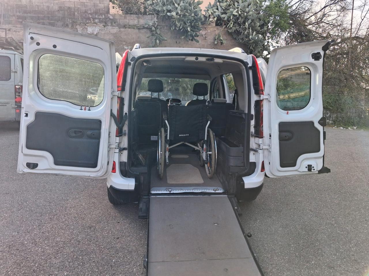 Renault Kangoo Pianale ribassato con rampa disabili in carrozzina