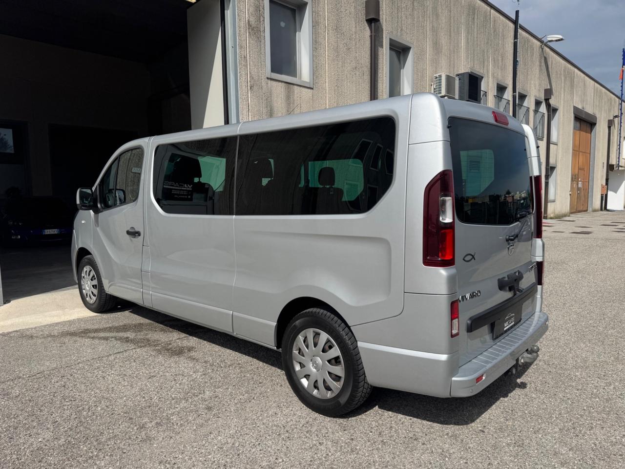 Opel Vivaro 9 posti passo lungo