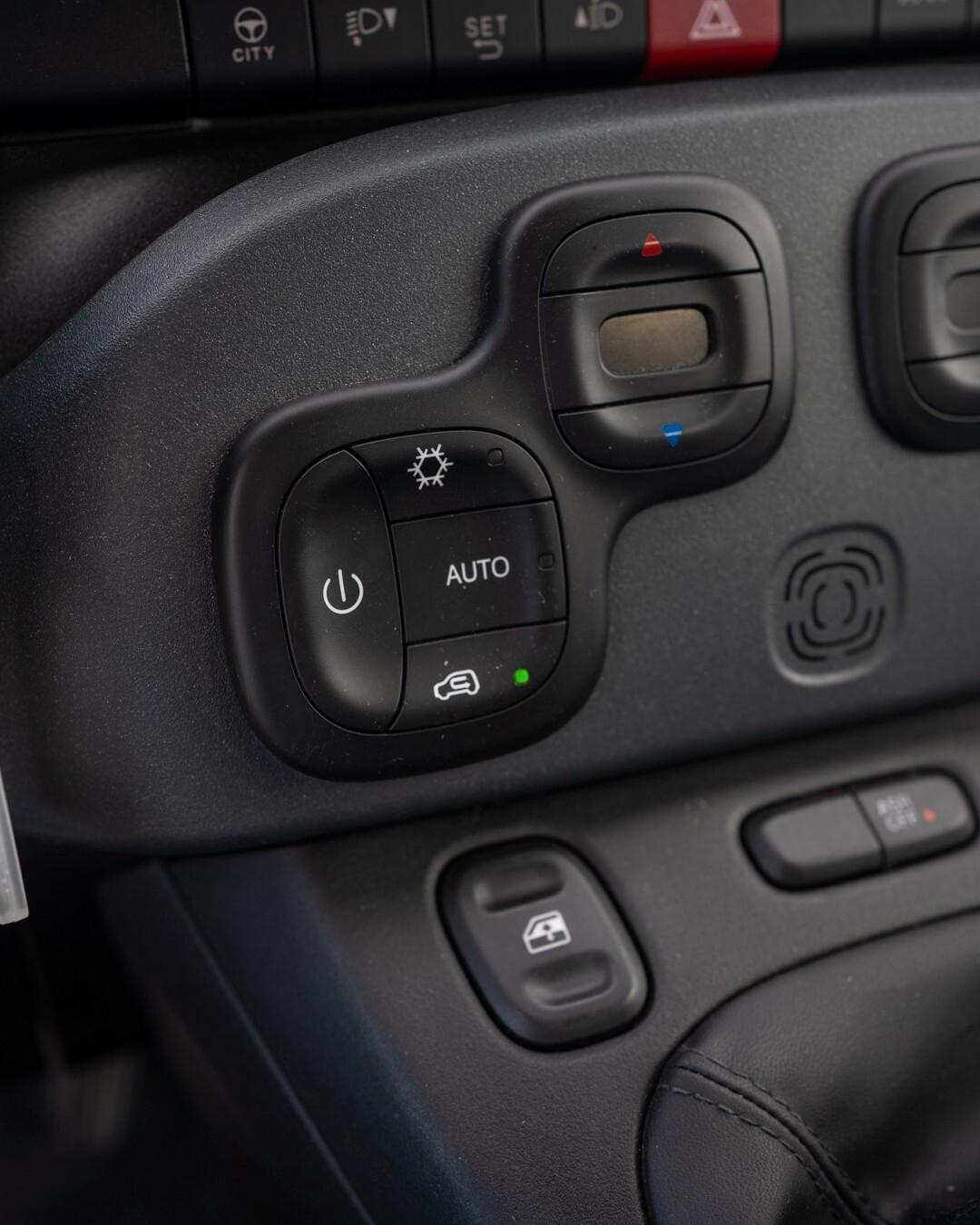 Fiat Panda 1.0 Hybrid Cross Red