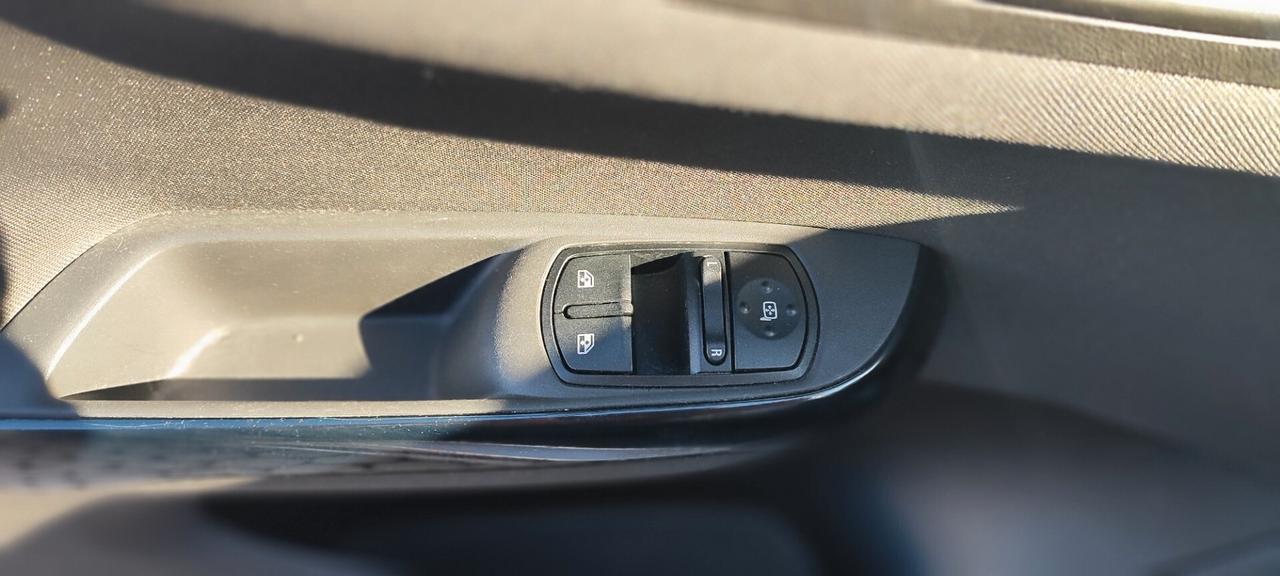 Opel Corsa 1.2 5 porte b-Color