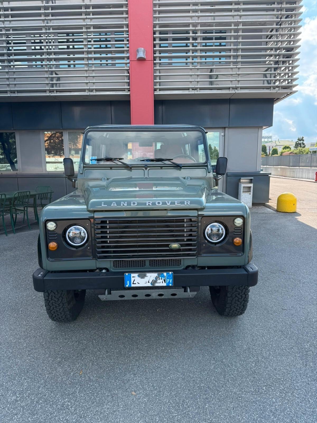 Land Rover Defender 90 2.4 TD4 Station Wagon E