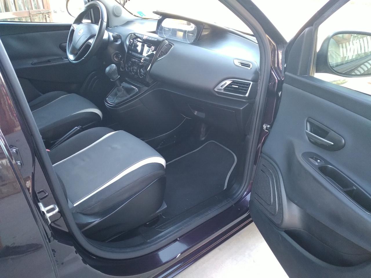 Lancia Ypsilon 0.9 TwinAir 85 CV 5 porte Metano Ecochic Silver
