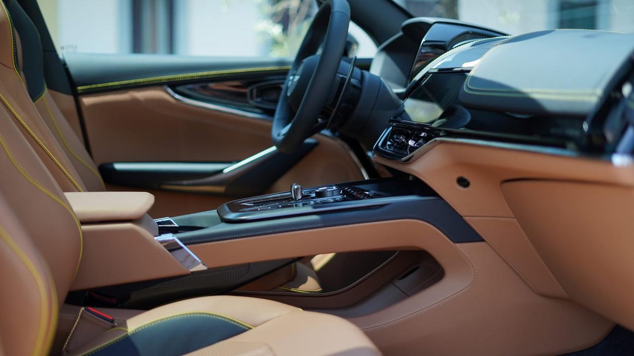 ASTON MARTIN DBX707 4.0