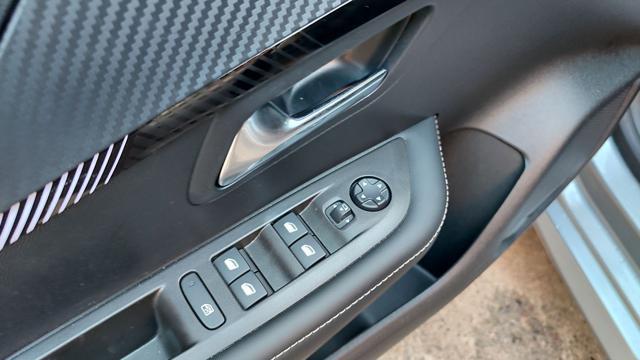 PEUGEOT 208 1.2 100cv Allure *SENZA VINCOLO FINANZIAMENTO*