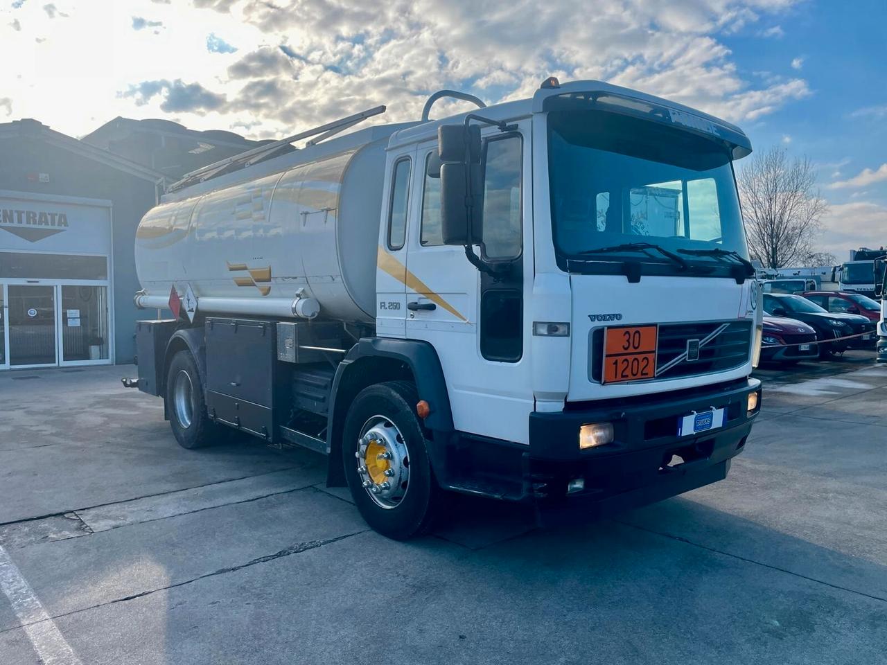 Volvo FL6-250 - CISTERNA TRASPORTO CARBURANTE CON POMPA CONTALITRI