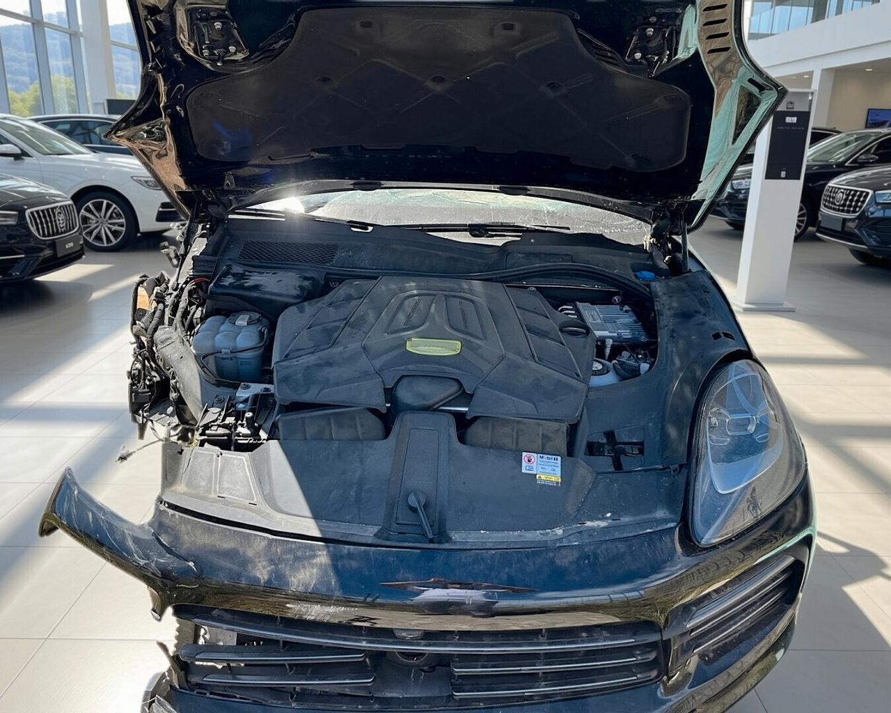Porsche Cayenne COUPE 3.0 V6 E-Hybrid Platinum Edition INCIDENTATA