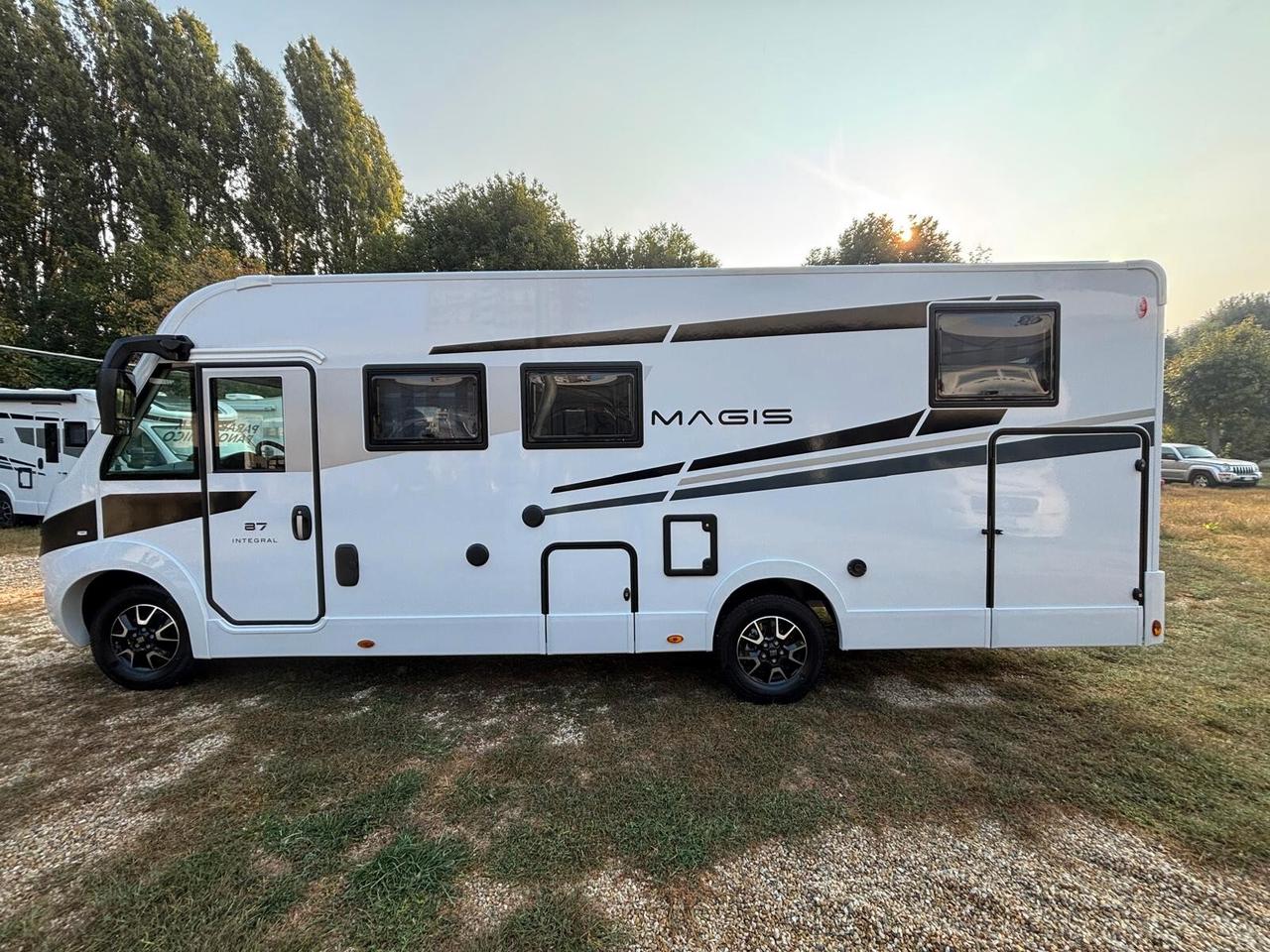 Ci International Magis 87 Integral camper