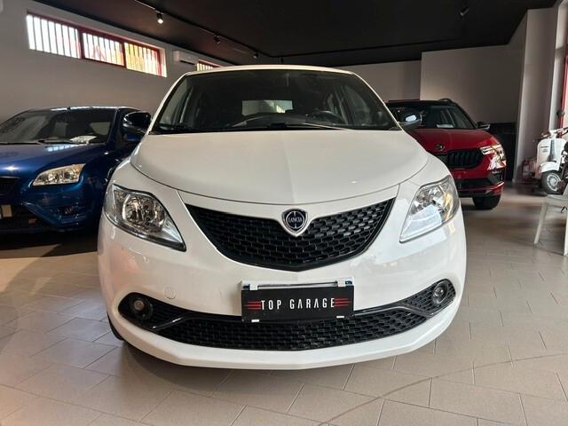 Lancia Ypsilon 1.0 FireFly 5 porte S&S Hybrid Ecochic Silver