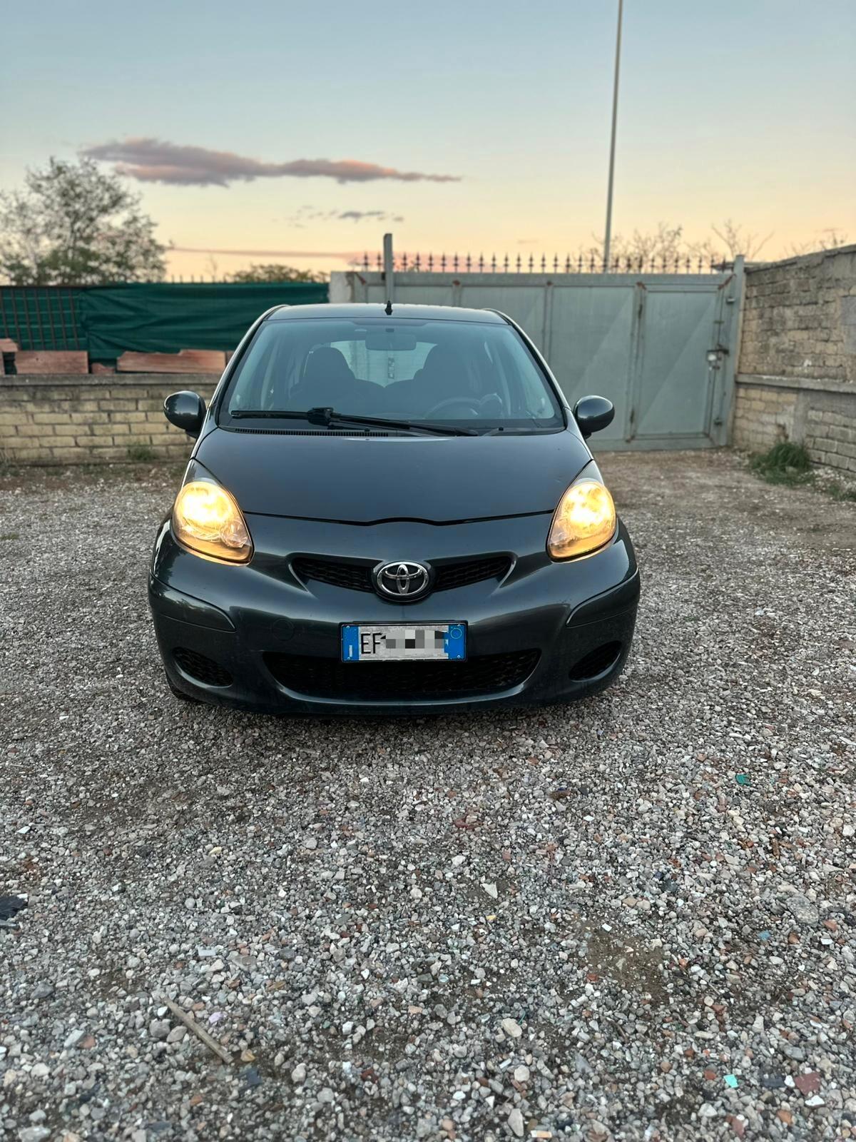 Toyota Aygo 1.0 12V VVT-i 5 porte Sol Connect Red Edition