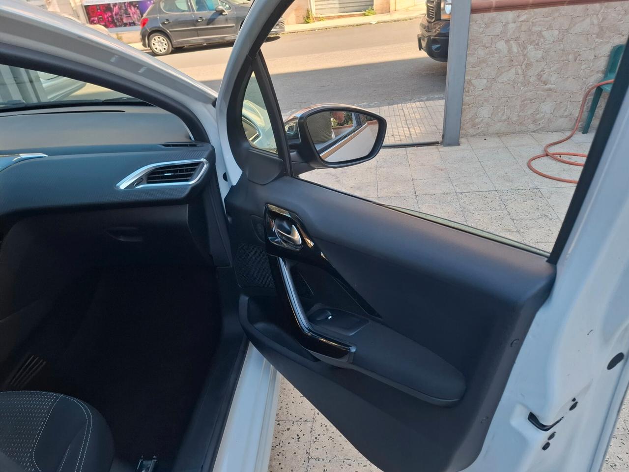 Peugeot 208 - 1.6 100 CV NAVIGATORE | LED