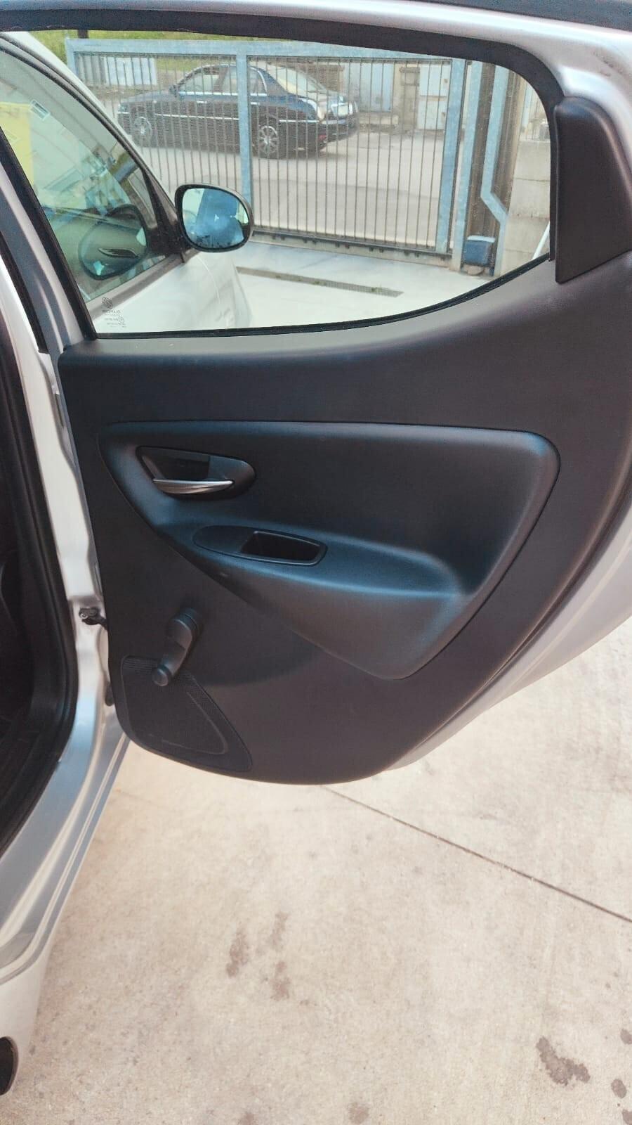 Lancia Ypsilon 1.2 69 CV 5 porte Platinum