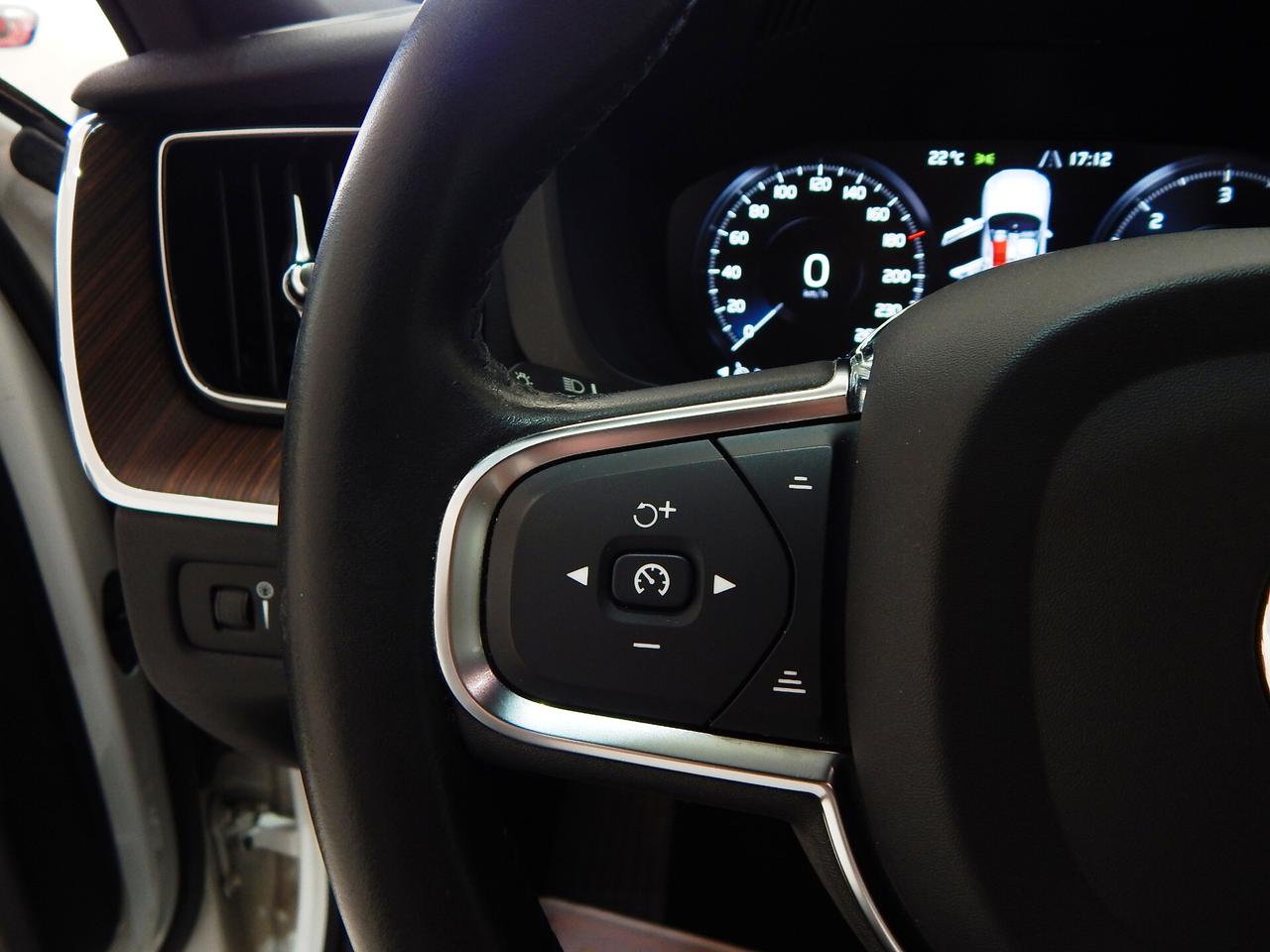 Volvo XC60 2.0 B4 Momentum Pro AWD Aut TETTO-NAVI-PELLE-KAMER